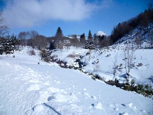 Neige sur le plateau ardéchois et le Mont Gerbier de Jonc