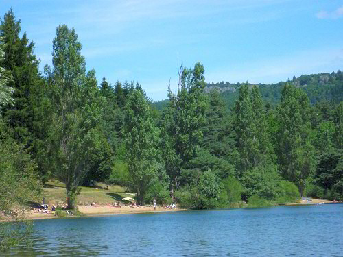 Plage au Lac de St-Martail en Ardèche