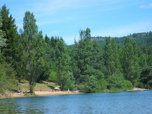 Plage au Lac de St-Martail en Ardèche